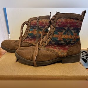 Brown kitten heeled boot